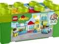 LEGO Duplo 10913 låda med byggklossar och figurer som leker i en stadsmiljö.