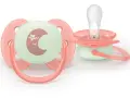 Två Philips Avent Ultra Air 0-6 månaders nappar i korallrosa med självlysande måne och stjärna.