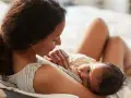 En mamma ammar sin nyfödda bebis. Den lilla bebisen, bara 2 veckor gammal, vill amma hela tiden och söker närhet hos sin mamma.