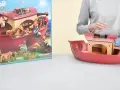 Playmobil Noaks ark med djur som lejon, zebror, giraffer och pandor. En person bygger på arken.