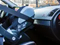 Barnstol fäst med bilens säkerhetsbälte, redo för isofix i bil.