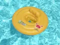 Gul badring med texten "Swim Safe" och en glad krabba flyter i klart blått poolvatten.