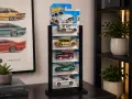Snygg hot wheels förvaring med fem bilar i sina originalförpackningar. En vit sportbil, en gul sedan, en röd kombi, en grön sportbil och en vit racerbil.