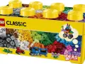 En gul låda med LEGO Classic stor samling, fylld med färgglada byggklossar. En tåg, en bil och en krokodil syns också.
