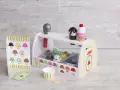 Lekfull glasskiosk från Melissa & Doug med träglassar, strut, skopa och beställningskort. Perfekt för fantasifulla lekar.