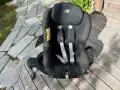 Svart Britax Römer Dualfix bilbarnstol med fempunktssele, redo för nästa äventyr.
