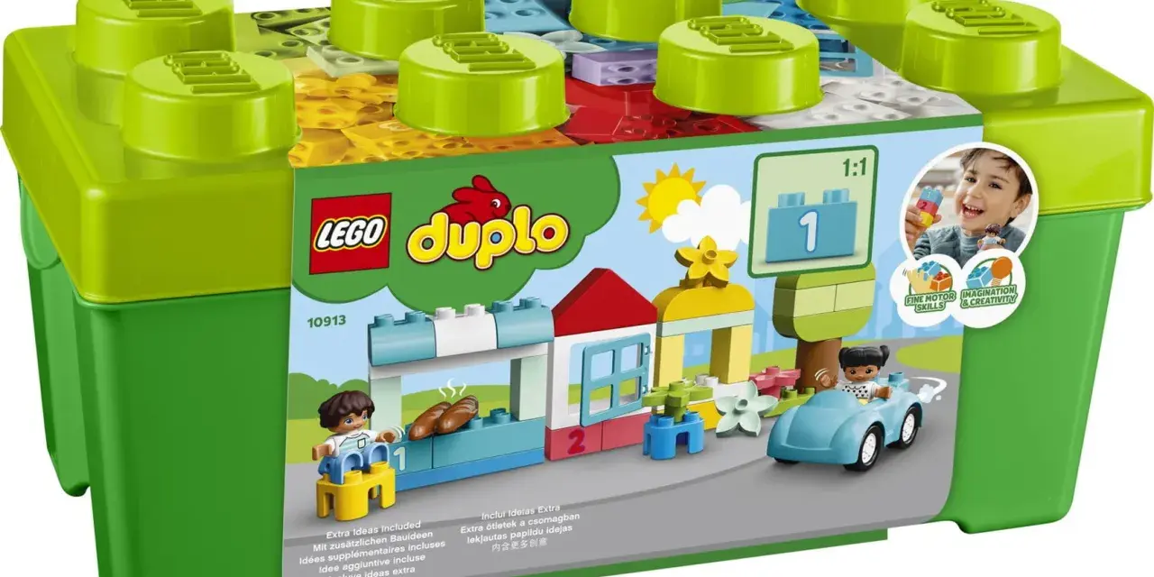 LEGO Duplo 10913 låda med byggklossar och figurer som leker i en stadsmiljö.