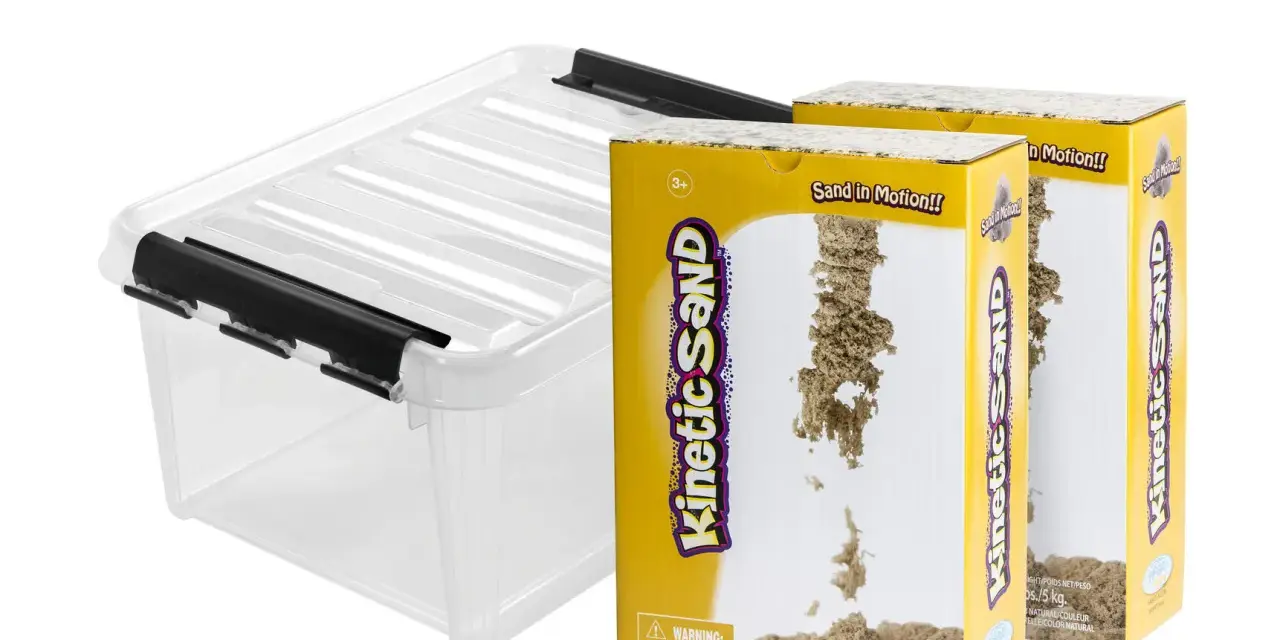 En genomskinlig förvaringslåda bredvid två lådor med kinetisk sand. Perfekt för att hålla ordning på leksakerna.