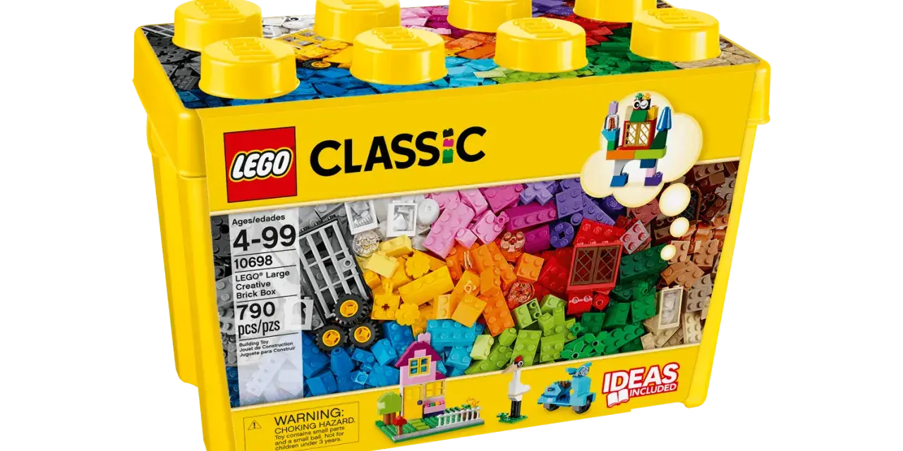 En gul lego fantasiklosslåda med 790 delar, full av färgglada klossar för oändliga byggmöjligheter.