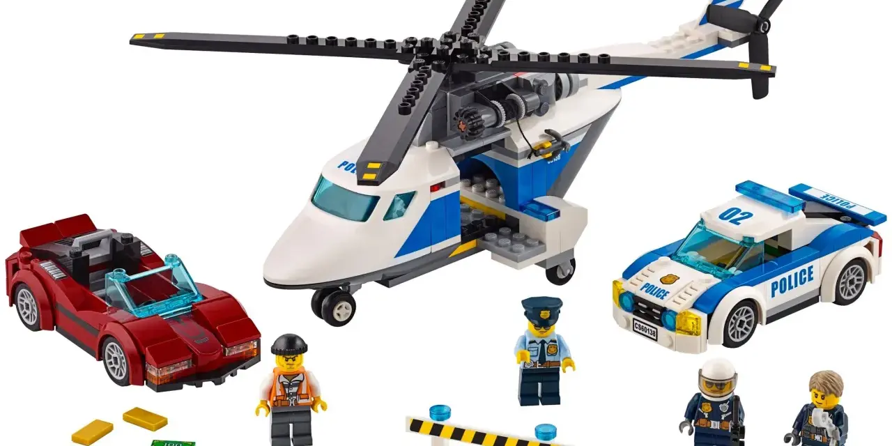 Lego City helikopter, polisbil, röd sportbil och figurer redo för action.