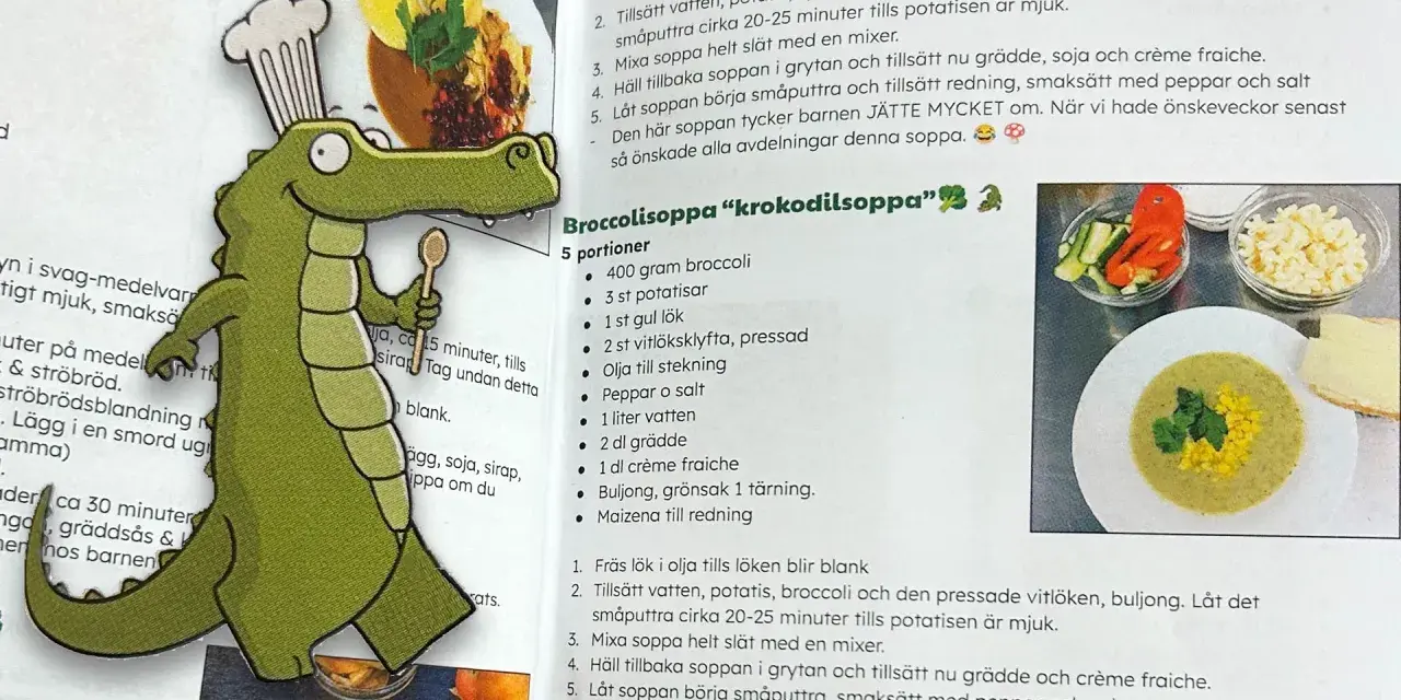 En glad krokodilkock med en sked i handen presenterar receptet på "Krokodilsoppa". En perfekt rese potta för små äventyrare!