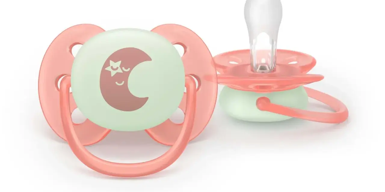 Två Philips Avent Ultra Air 0-6 månaders nappar i korallrosa med självlysande måne och stjärna.