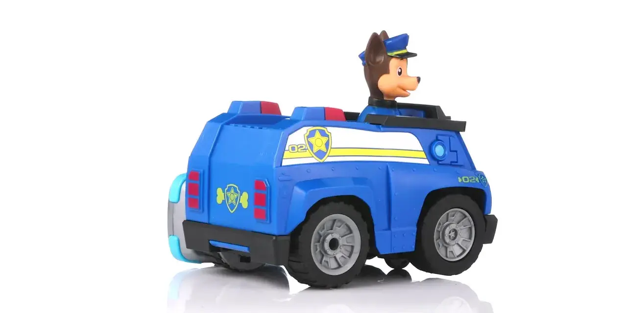En blå Paw Patrol gåbil med Chase redo för äventyr.