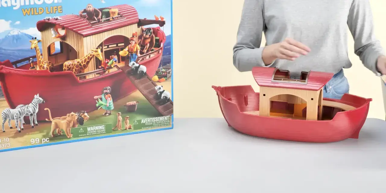 Playmobil Noaks ark med djur som lejon, zebror, giraffer och pandor. En person bygger på arken.