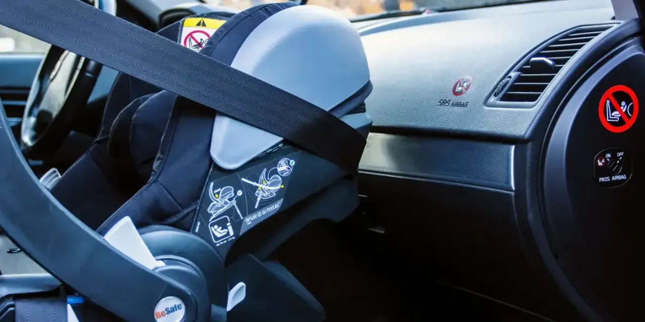 Barnstol fäst med bilens säkerhetsbälte, redo för isofix i bil.