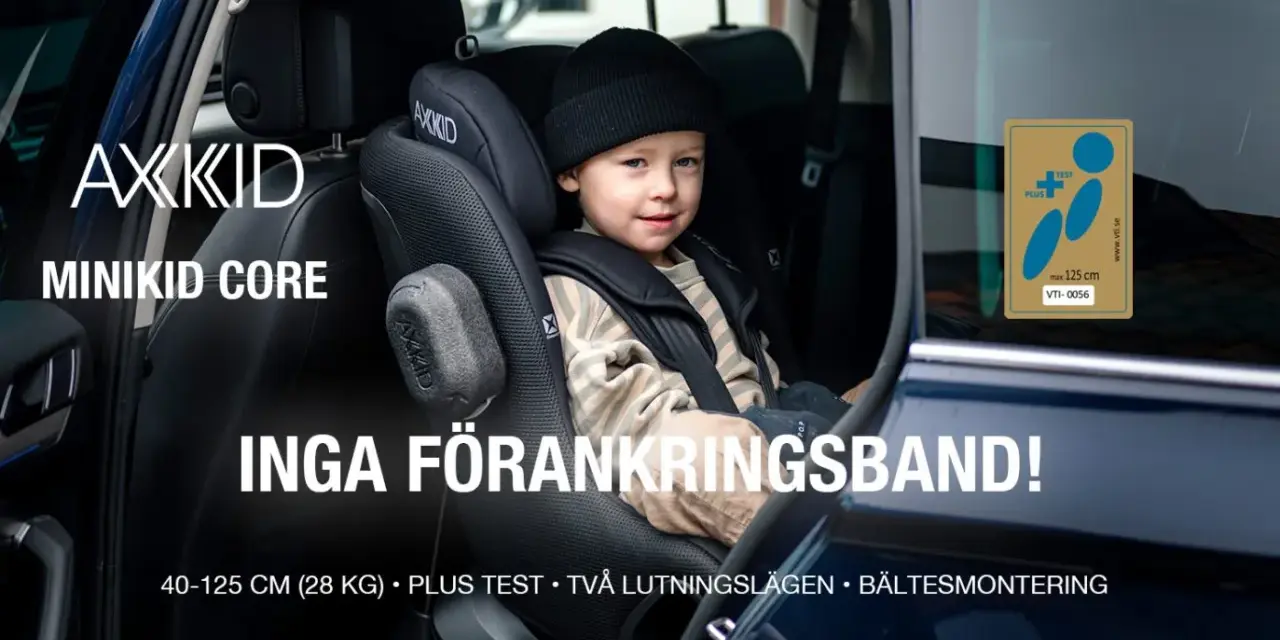 Liten pojke sitter tryggt i en AXXKID MINIKID CORE bilbarnstol, en i-size modell. Inga förankringsband behövs.
