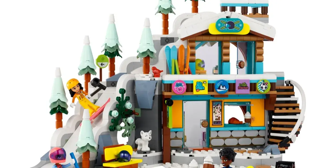 Lego Friends skidbacke med snöiga träd, en stuga och figurer som åker skidor och snowboard.