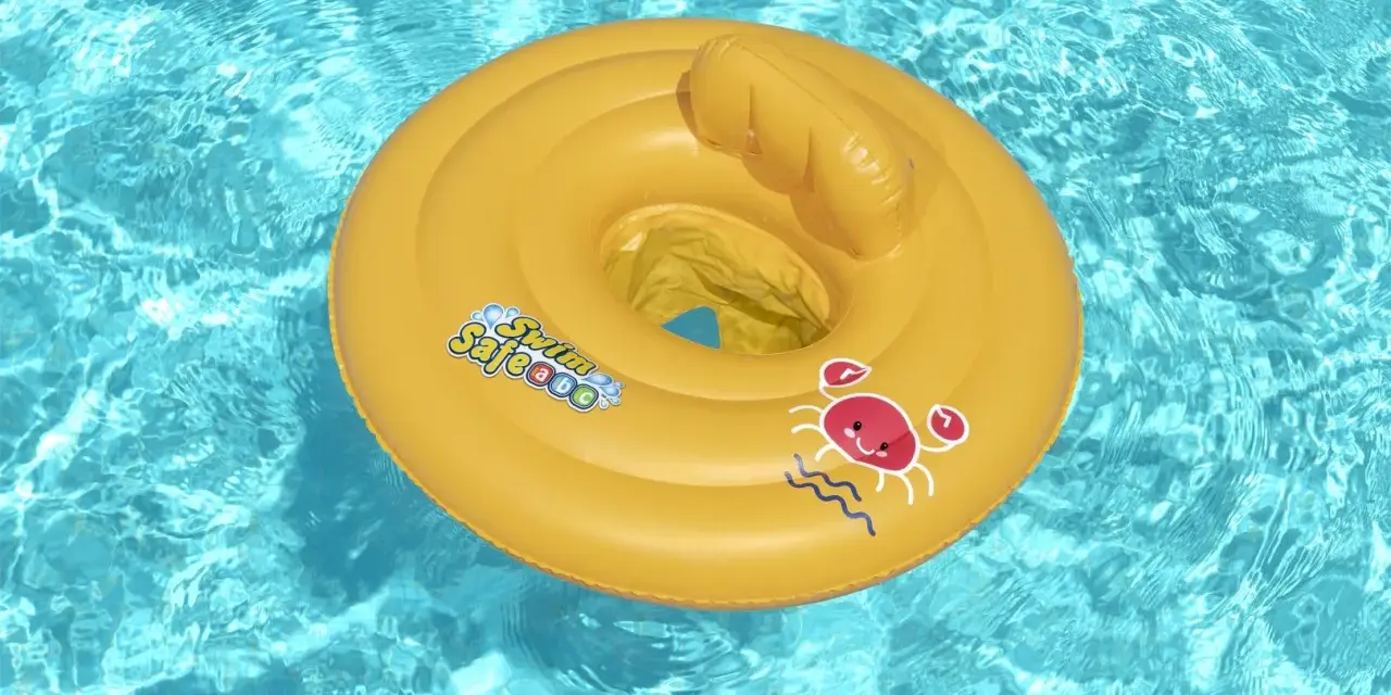 Gul badring med texten "Swim Safe" och en glad krabba flyter i klart blått poolvatten.