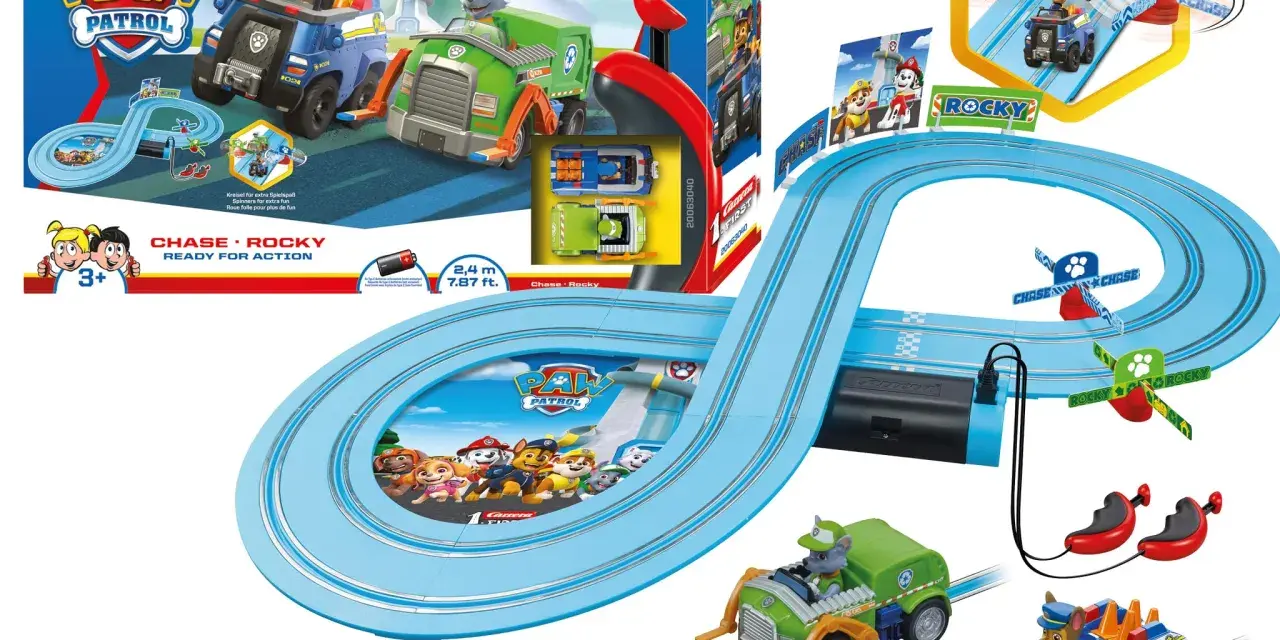 Paw Patrol bana med Chase och Rocky redo för action. Barnen kan köra sina hjältar på den blå banan.