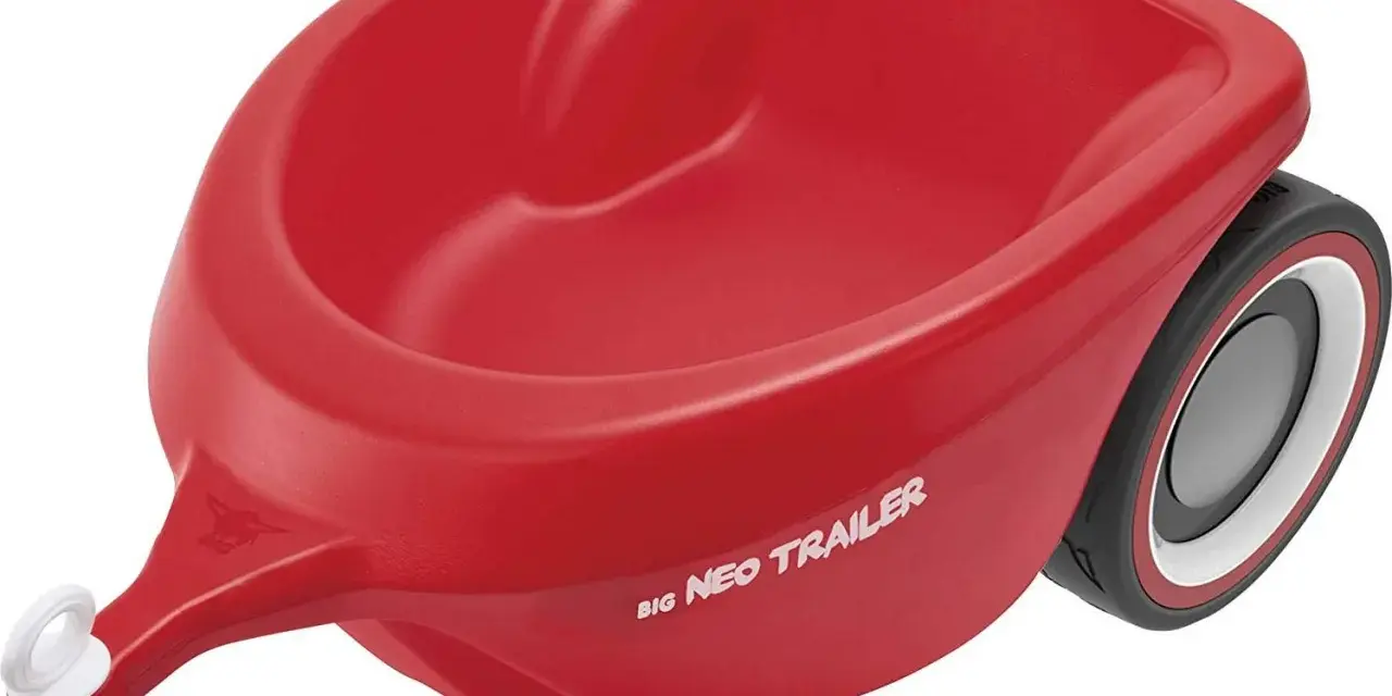 Röd BIG Neo Trailer, perfekt för att transportera leksaker eller sand. Kopplas enkelt till din Bobby Car Neo.