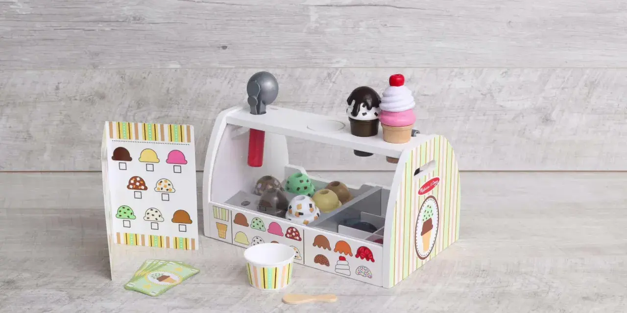 Lekfull glasskiosk från Melissa & Doug med träglassar, strut, skopa och beställningskort. Perfekt för fantasifulla lekar.