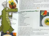 En glad krokodilkock med en sked i handen presenterar receptet på "Krokodilsoppa". En perfekt rese potta för små äventyrare!