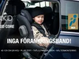 Liten pojke sitter tryggt i en AXXKID MINIKID CORE bilbarnstol, en i-size modell. Inga förankringsband behövs.