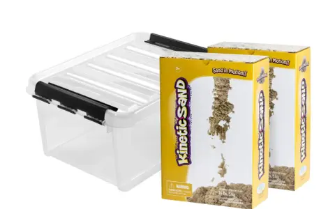 En genomskinlig förvaringslåda bredvid två lådor med kinetisk sand. Perfekt för att hålla ordning på leksakerna.