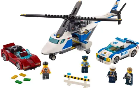 Lego City helikopter, polisbil, röd sportbil och figurer redo för action.