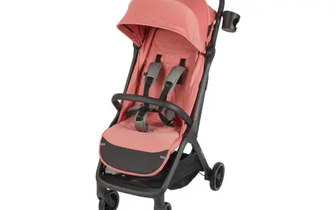 En rosa Kinderkraft sulky med fempunktssele och sufflett. Perfekt för promenader med barnet.