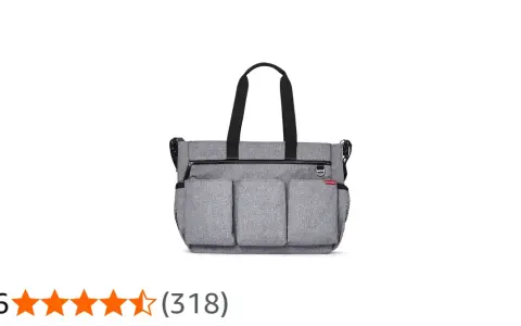 Grå Skip Hop Duo Signature skötväska med många fack. Perfekt för att organisera allt för bebisen.
