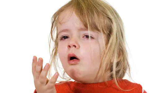 Ett litet barn med rött linne och blont hår, med tårfyllda ögon och öppen mun, som om det hostar på natten.