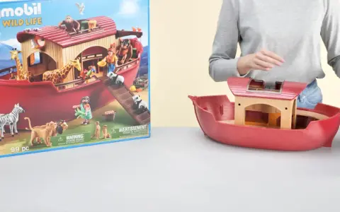 Playmobil Noaks ark med djur som lejon, zebror, giraffer och pandor. En person bygger på arken.