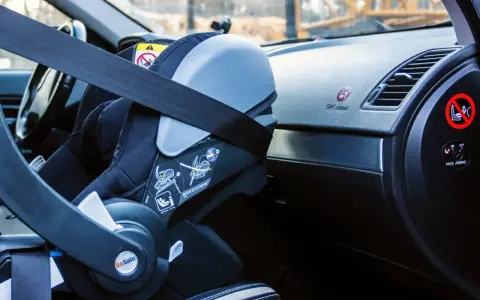 Barnstol fäst med bilens säkerhetsbälte, redo för isofix i bil.
