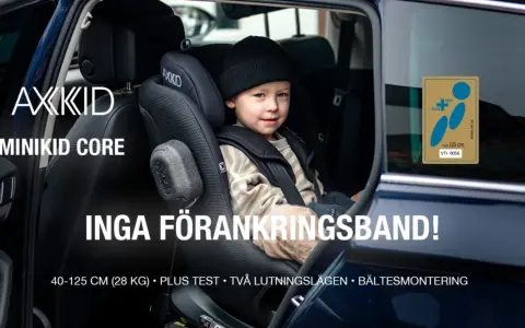 Liten pojke sitter tryggt i en AXXKID MINIKID CORE bilbarnstol, en i-size modell. Inga förankringsband behövs.