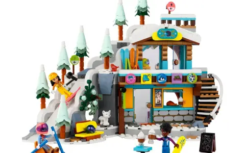 Lego Friends skidbacke med snöiga träd, en stuga och figurer som åker skidor och snowboard.