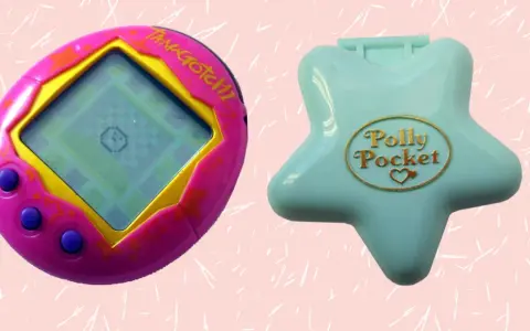 En rosa Tamagotchi och en mintgrön Polly Pocket-stjärna, två populära leksaker från 90-talet.