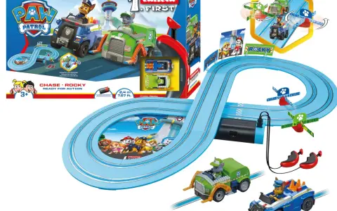 Paw Patrol bana med Chase och Rocky redo för action. Barnen kan köra sina hjältar på den blå banan.