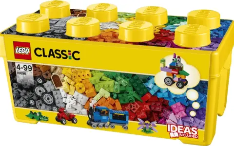En gul låda med LEGO Classic stor samling, fylld med färgglada byggklossar. En tåg, en bil och en krokodil syns också.