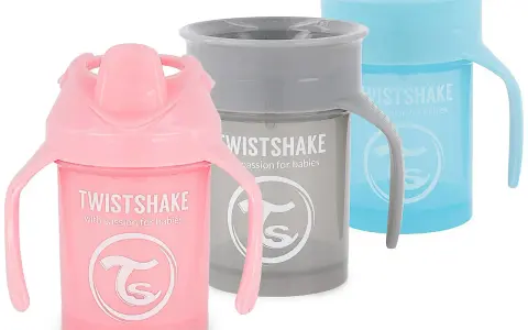 Tre Twistshake 360-muggar i rosa, grått och blått. Perfekta för små barn som lär sig dricka själva.