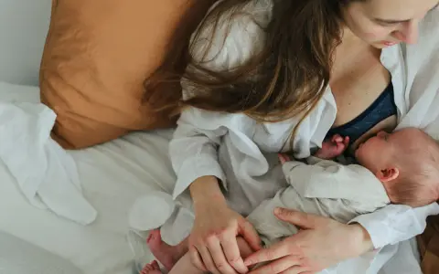 En mamma ammar sitt barn. Snart är det dags att sluta nattamma och gå vidare till nya äventyr.