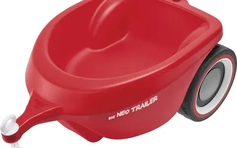 Röd BIG Neo Trailer, perfekt för att transportera leksaker eller sand. Kopplas enkelt till din Bobby Car Neo.
