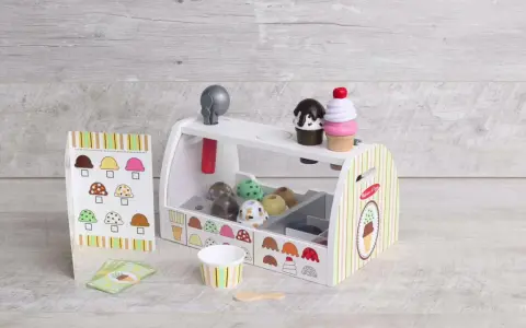 Lekfull glasskiosk från Melissa & Doug med träglassar, strut, skopa och beställningskort. Perfekt för fantasifulla lekar.