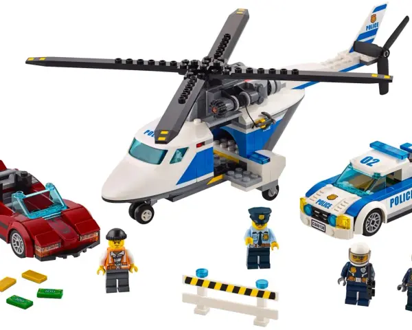 Lego City helikopter, polisbil, röd sportbil och figurer redo för action.