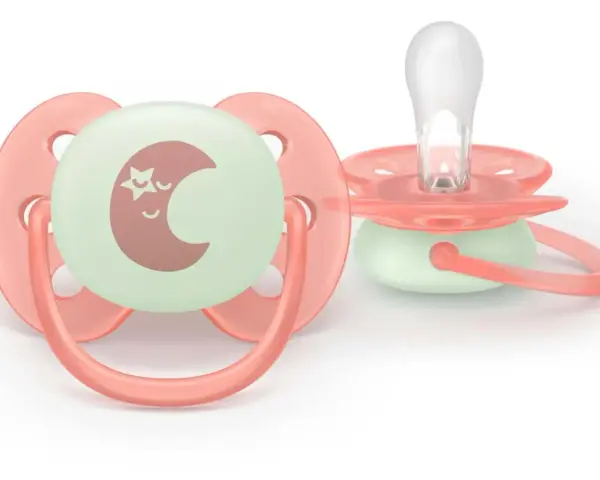 Två Philips Avent Ultra Air 0-6 månaders nappar i korallrosa med självlysande måne och stjärna.