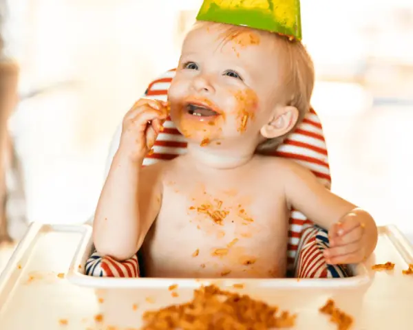 Glatt bebis med mat överallt, en festlig stund med kidsme food feeder.