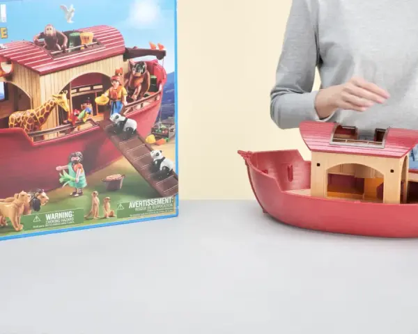 Playmobil Noaks ark med djur som lejon, zebror, giraffer och pandor. En person bygger på arken.