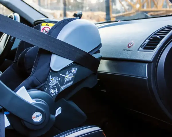 Barnstol fäst med bilens säkerhetsbälte, redo för isofix i bil.