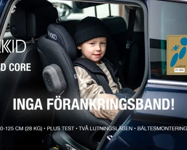 Liten pojke sitter tryggt i en AXXKID MINIKID CORE bilbarnstol, en i-size modell. Inga förankringsband behövs.