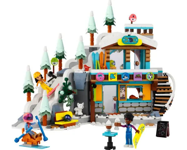 Lego Friends skidbacke med snöiga träd, en stuga och figurer som åker skidor och snowboard.